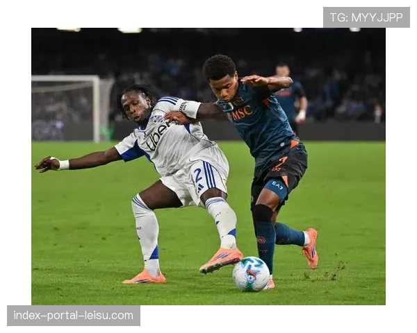 转播画面显示，那不勒斯教练组实时查看平板电脑上的球员实时跑动热区图