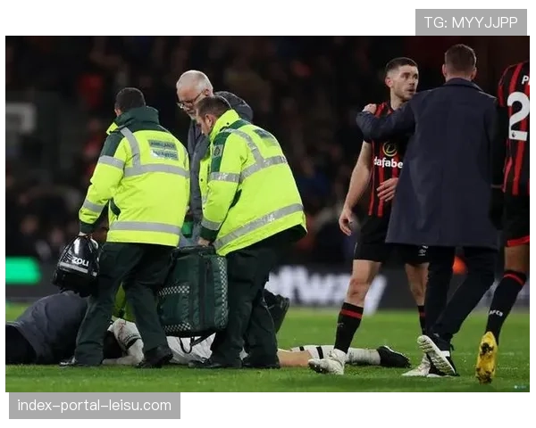 终场哨响，提前保级的卢顿主帅爱德华兹与教练组相拥庆祝